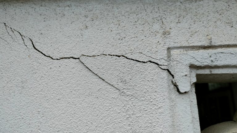 découvrez comment la chaleur affecte l’apparition de fissures sur les murs en france, les causes possibles et les solutions pour protéger votre habitation.