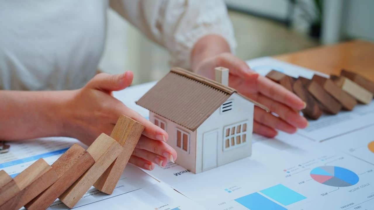 découvrez pourquoi certaines options d'assurance habitation sont souvent inutiles et comment choisir la couverture adaptée à vos besoins.