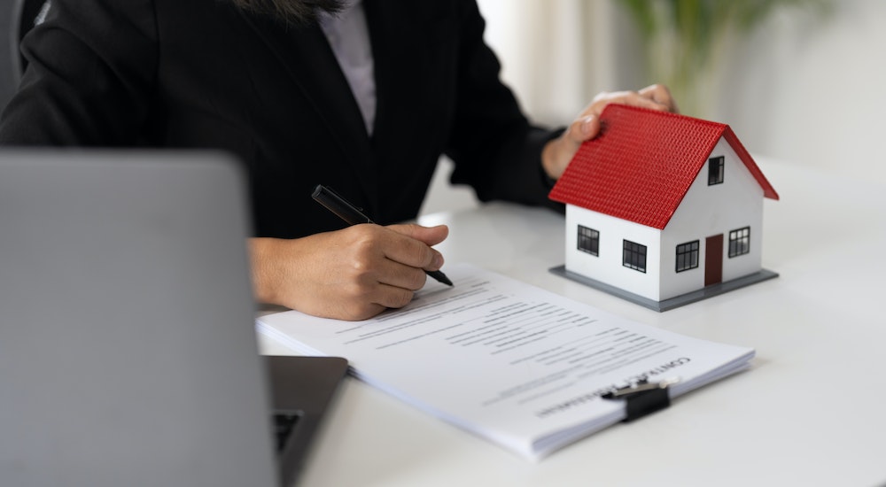 découvrez comment résilier votre assurance habitation après un sinistre lié à votre véhicule, avec des conseils pratiques et les démarches à suivre.