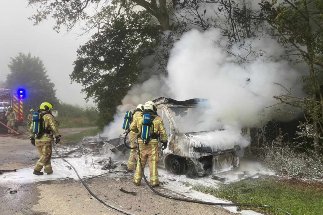 un camping-car a été complètement détruit par un incendie. les pompiers sont rapidement intervenus pour maîtriser le feu et assurer la sécurité sur place.
