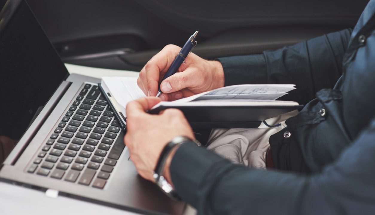 découvrez comment résilier un contrat d'assurance renouvelé à votre insu sans frais, étape par étape, pour éviter les prélèvements non désirés et reprendre le contrôle de vos contrats.