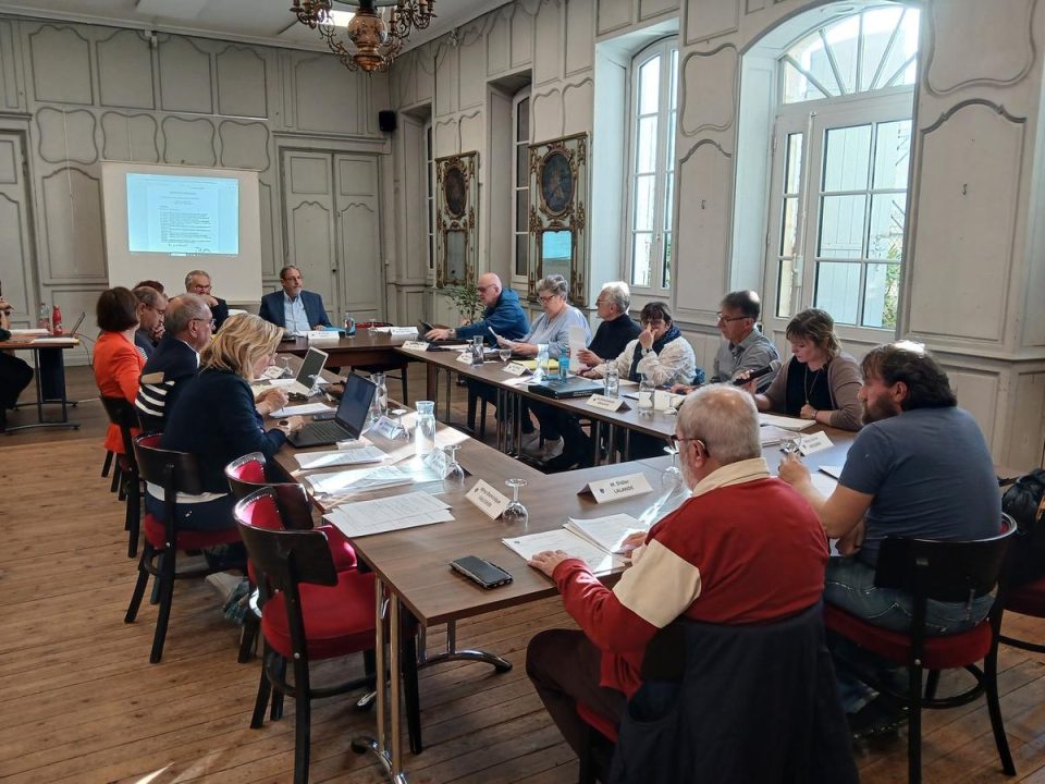 à servilly, le conseil municipal décide de maintenir les impôts locaux inchangés malgré les récents dégâts, assurant ainsi la stabilité financière de la commune.