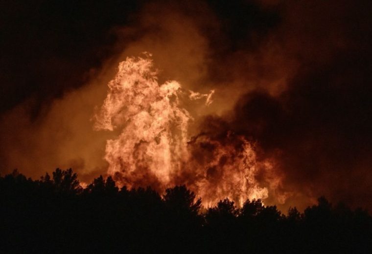 un incendie dévaste un immeuble, obligeant une famille à trouver refuge à saint-thuriau. découvrez les détails de cet événement bouleversant.
