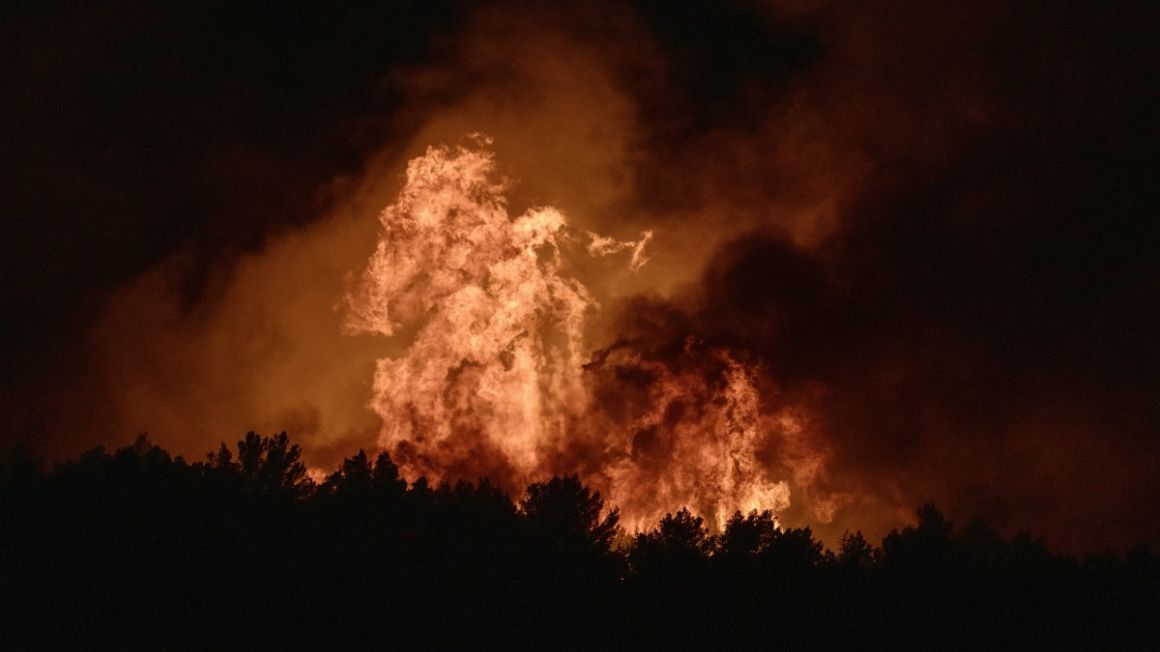 un incendie dévaste un immeuble, obligeant une famille à trouver refuge à saint-thuriau. découvrez les détails de cet événement bouleversant.